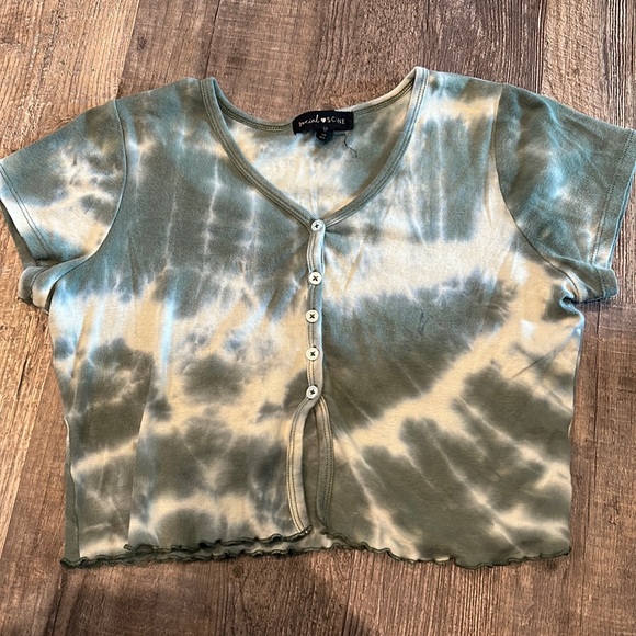 Tops - Cute Tie Dye Cropped Shirt Size Medium
